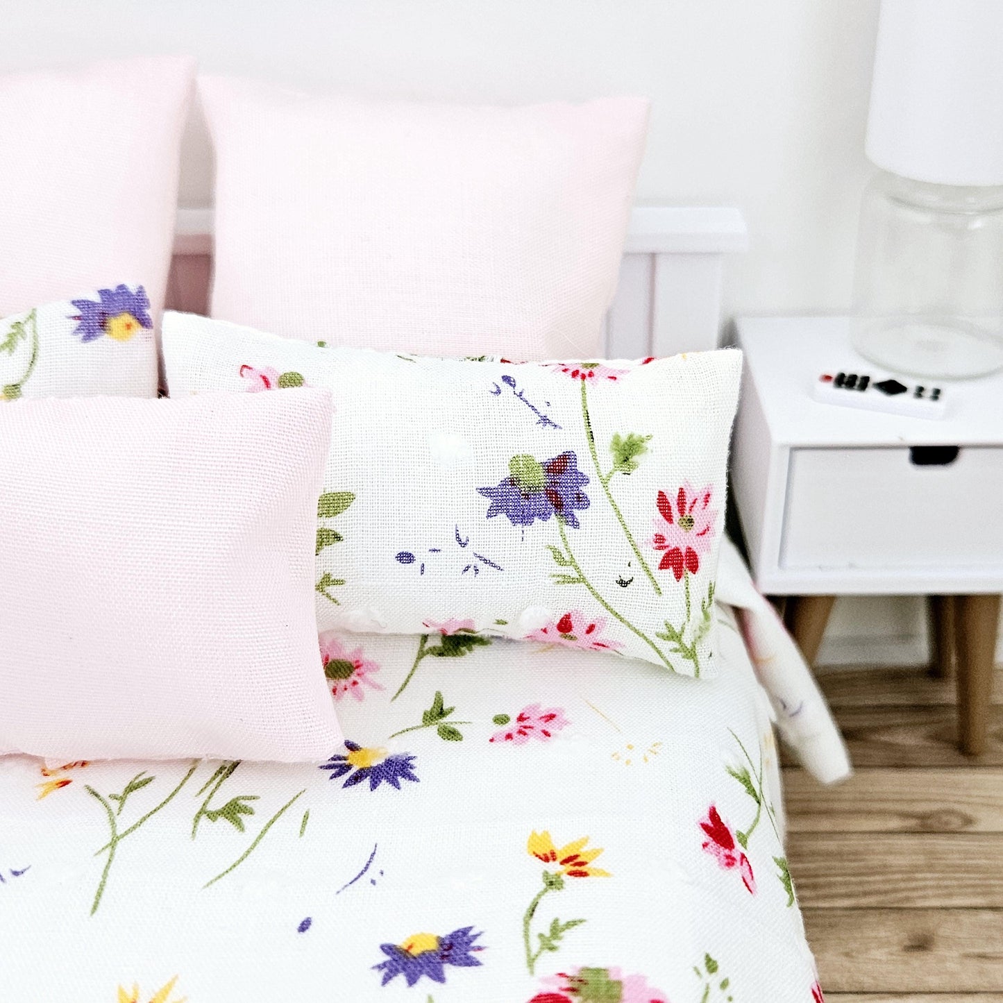 Dolls house Pretty Floral Design double bedding set, 6 piece set, 12th scale, miniature bedding (BD26)