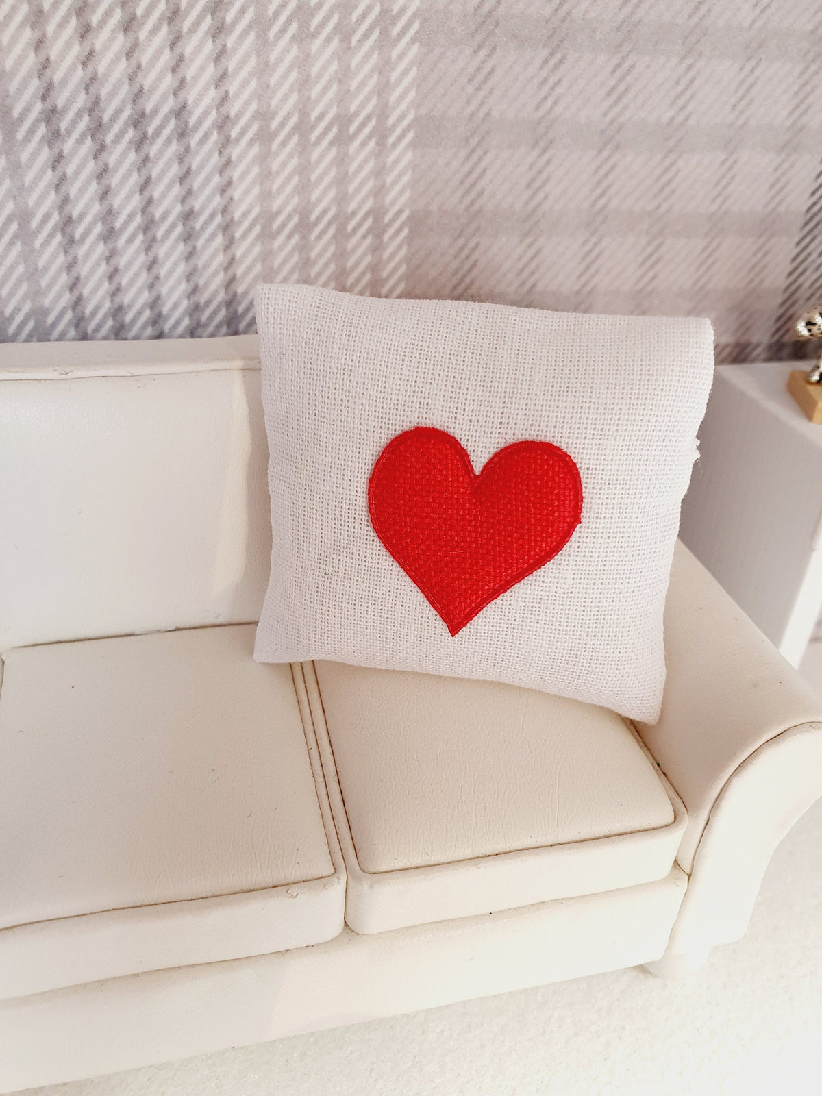 Dolls House Heart Cushion – Choice of Colours – 1:12 Scale