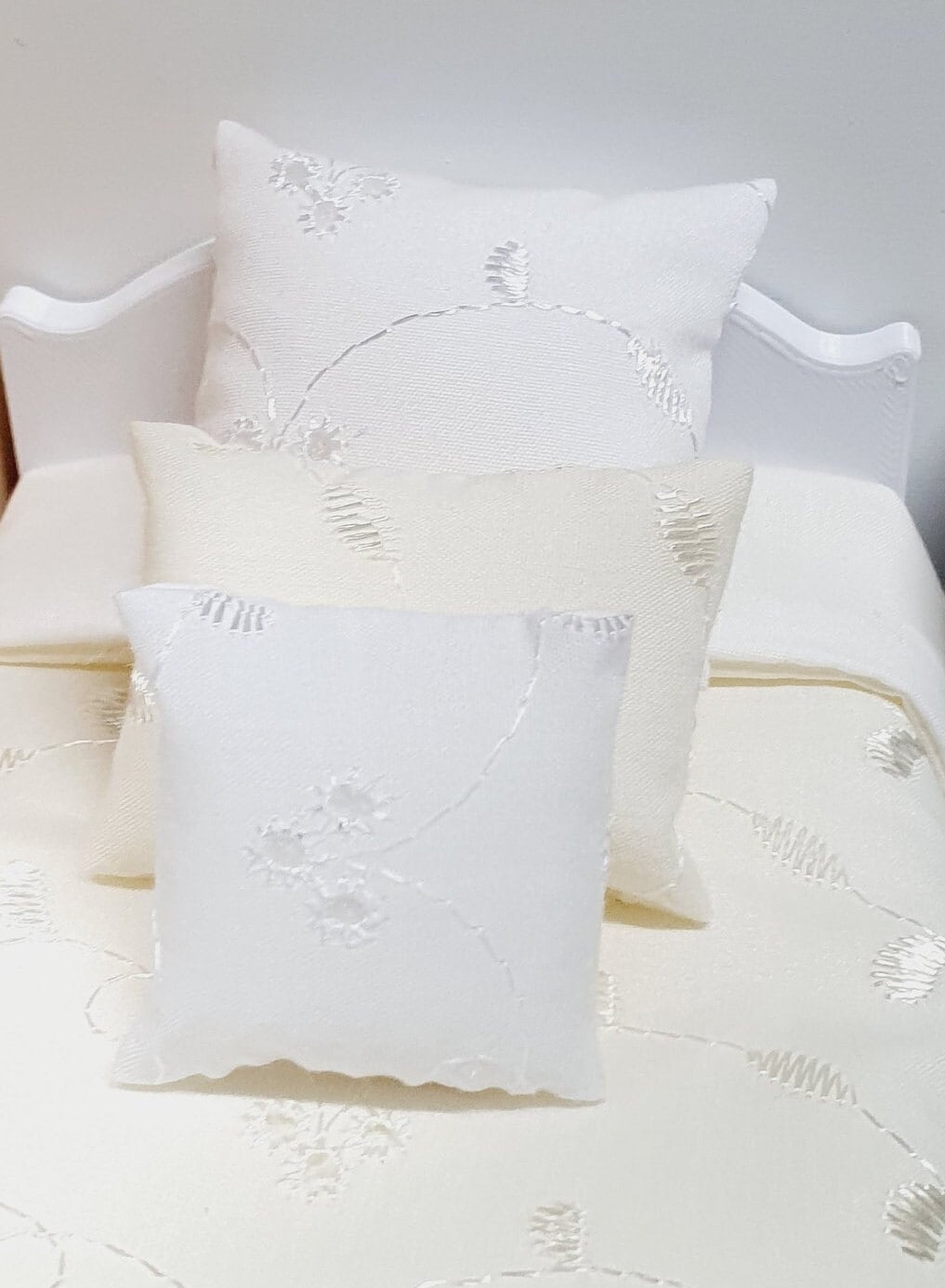 Dolls House Pretty 4-Piece Single Bedding Set – Cream & Blue Leaf Design – Handmade in England