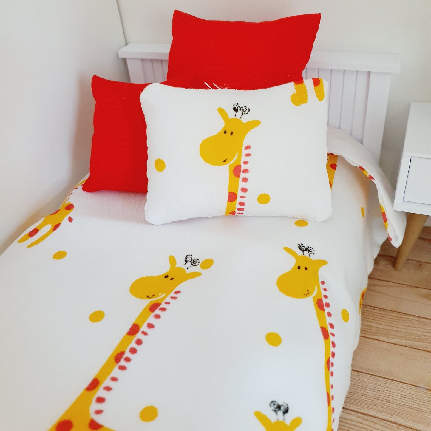 Dolls House Single Bedding Set – Cute Giraffe Design, 1:12 Scale Miniature Bed Set