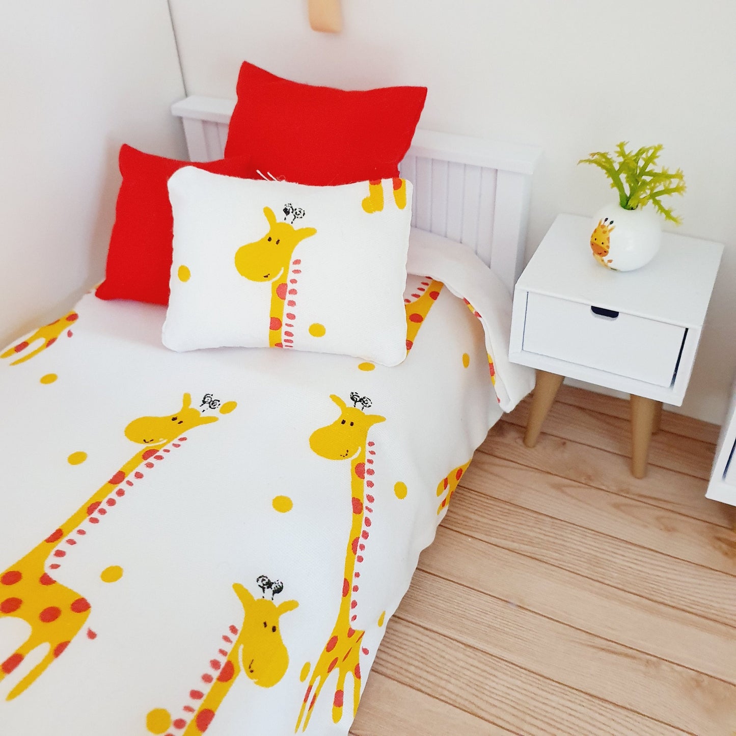 Dolls House Single Bedding Set – Cute Giraffe Design, 1:12 Scale Miniature Bed Set