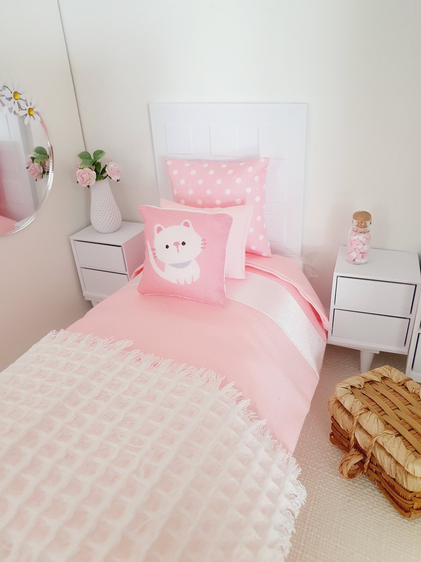 Dolls House Single Bedding Set – Pink with White Ribbon & Cat Pillow, 1:12 Scale