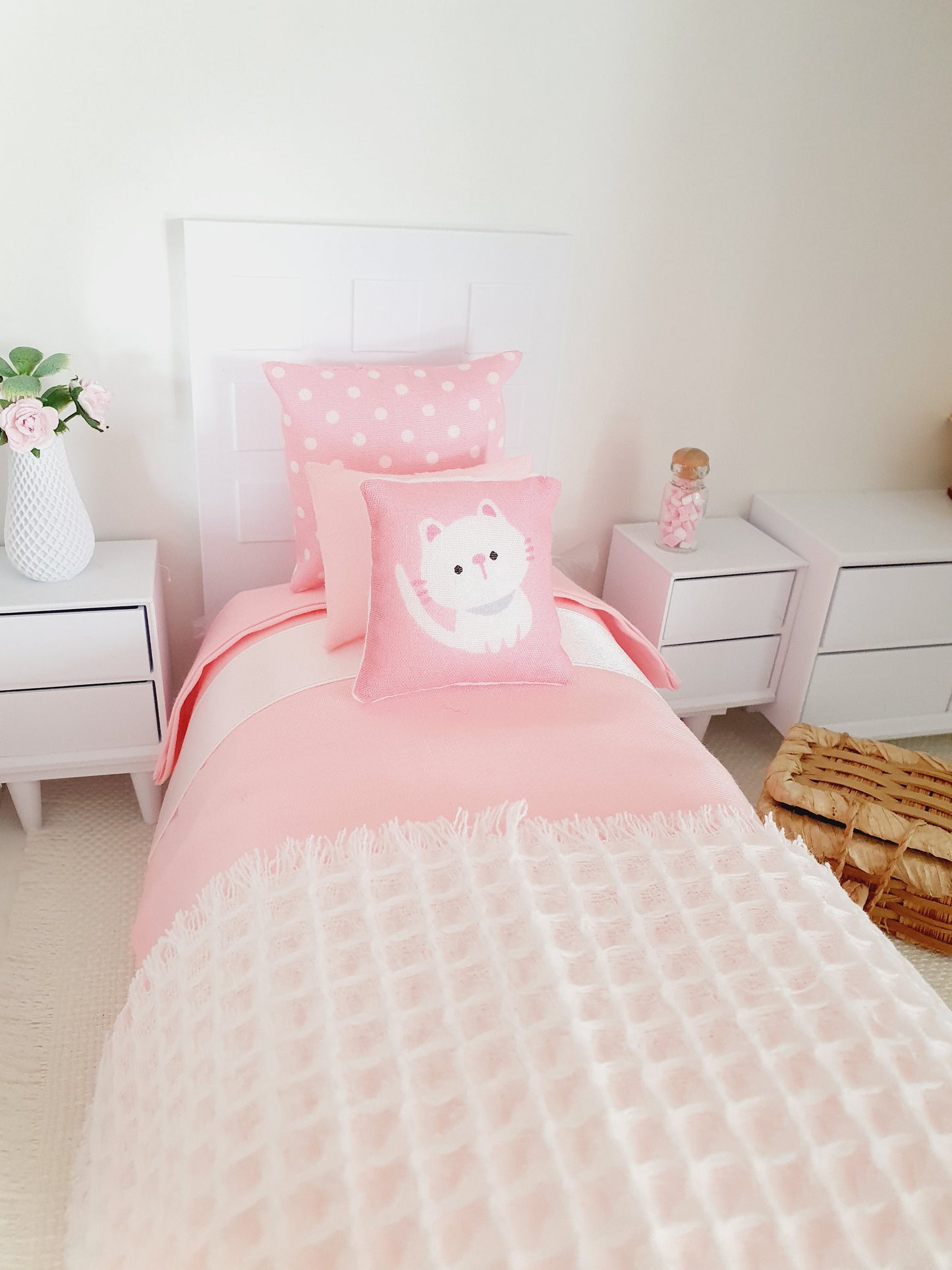Dolls House Single Bedding Set – Pink with White Ribbon & Cat Pillow, 1:12 Scale