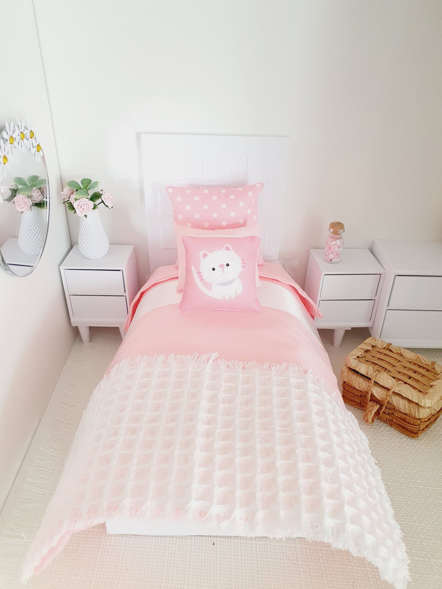 Dolls House Single Bedding Set – Pink with White Ribbon & Cat Pillow, 1:12 Scale