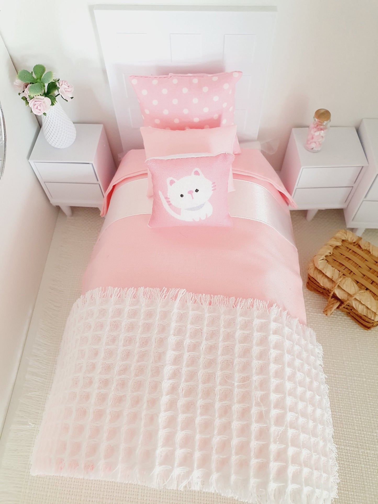 Dolls House Single Bedding Set – Pink with White Ribbon & Cat Pillow, 1:12 Scale