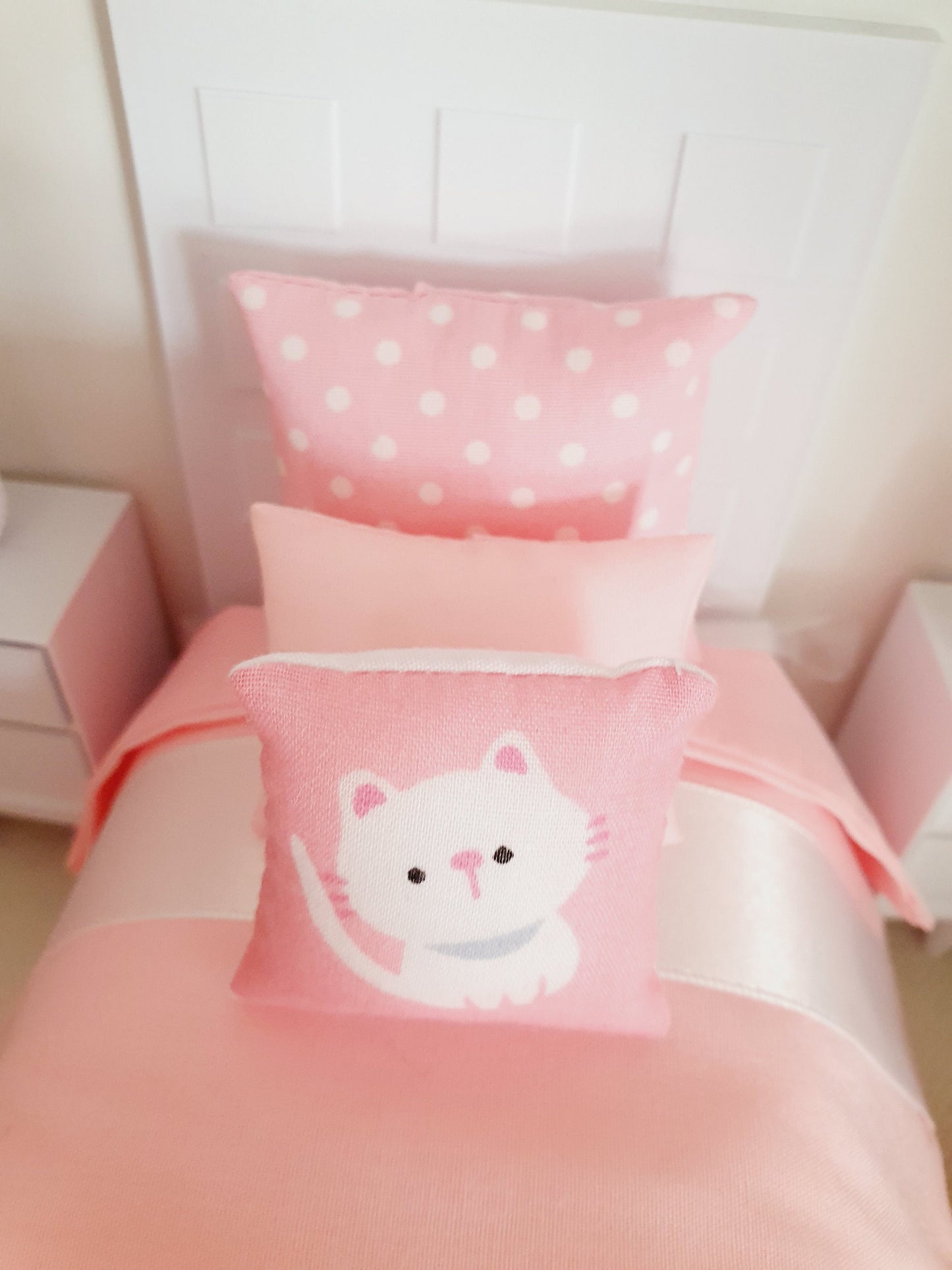 Dolls House Single Bedding Set – Pink with White Ribbon & Cat Pillow, 1:12 Scale