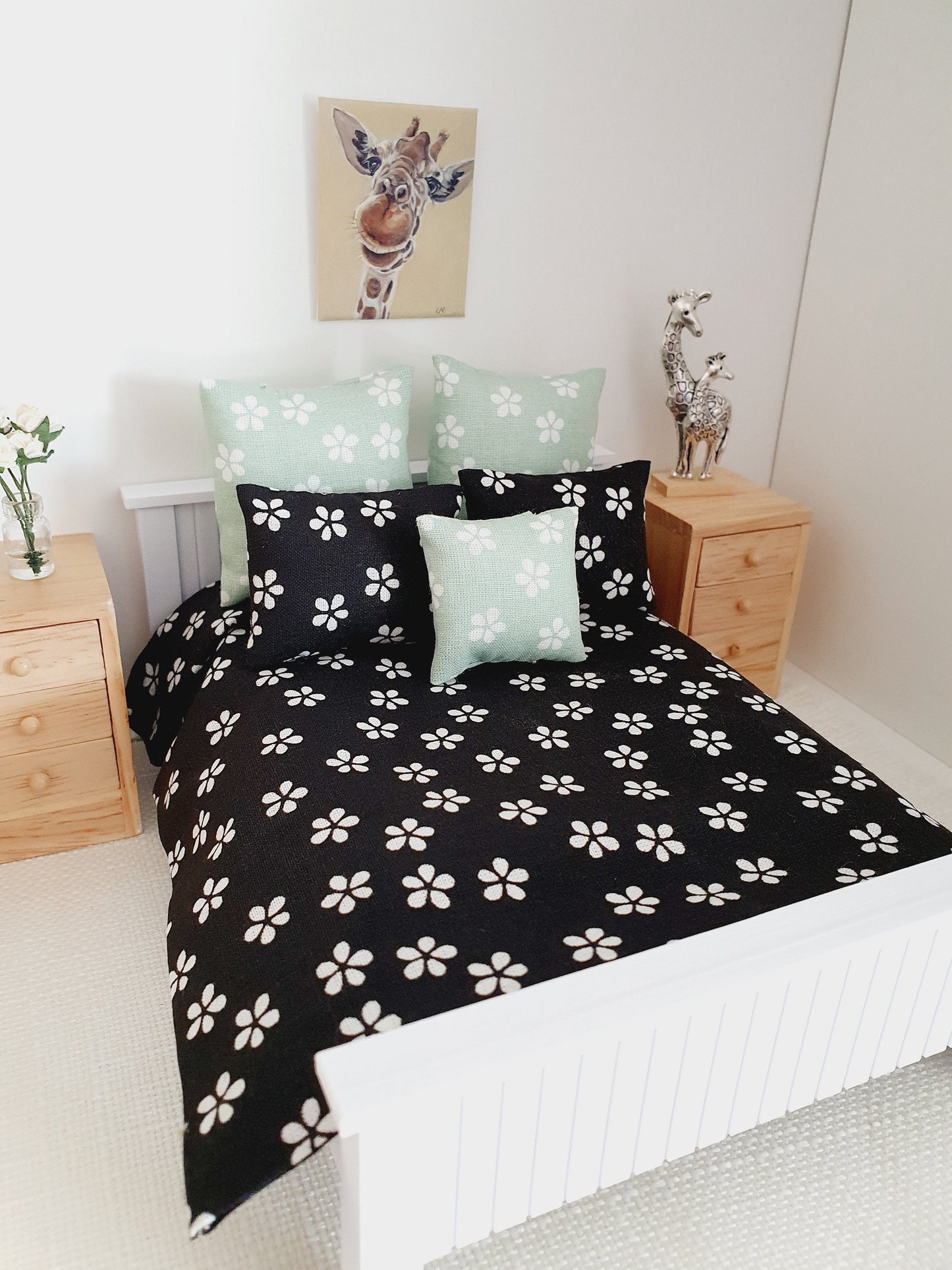 Dolls house 6 piece set, Double bedding, Daisy print, 12th scale bedding, miniature bed set