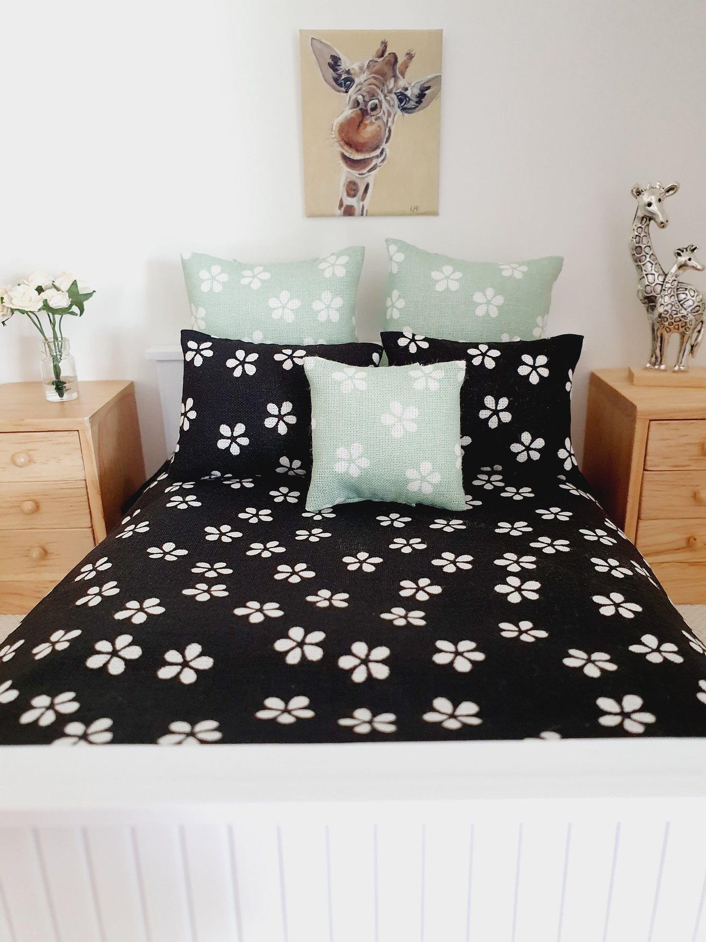 Dolls house 6 piece set, Double bedding, Daisy print, 12th scale bedding, miniature bed set