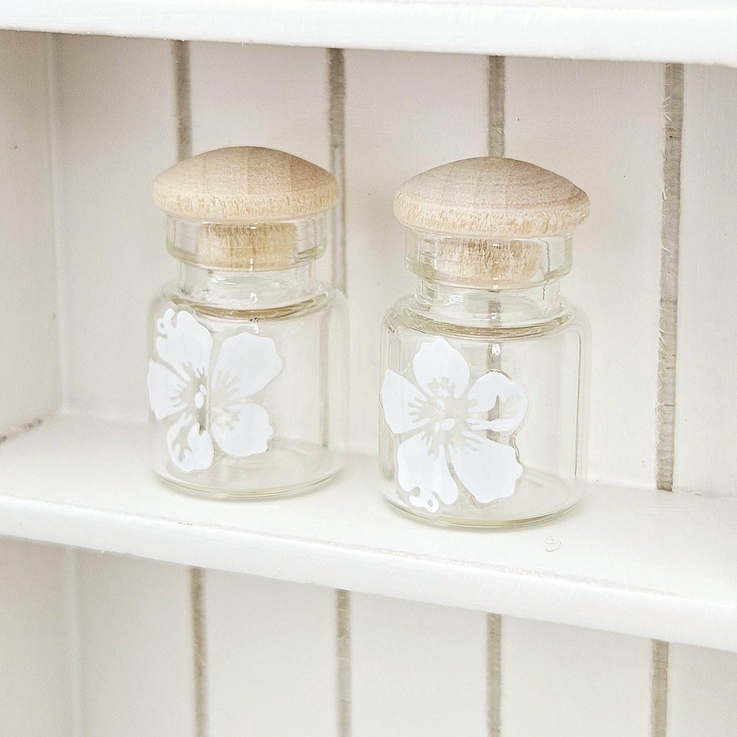Dolls House White Flower Jars, Set of 2, jars with lids, 12th scale, miniature jar/ vase