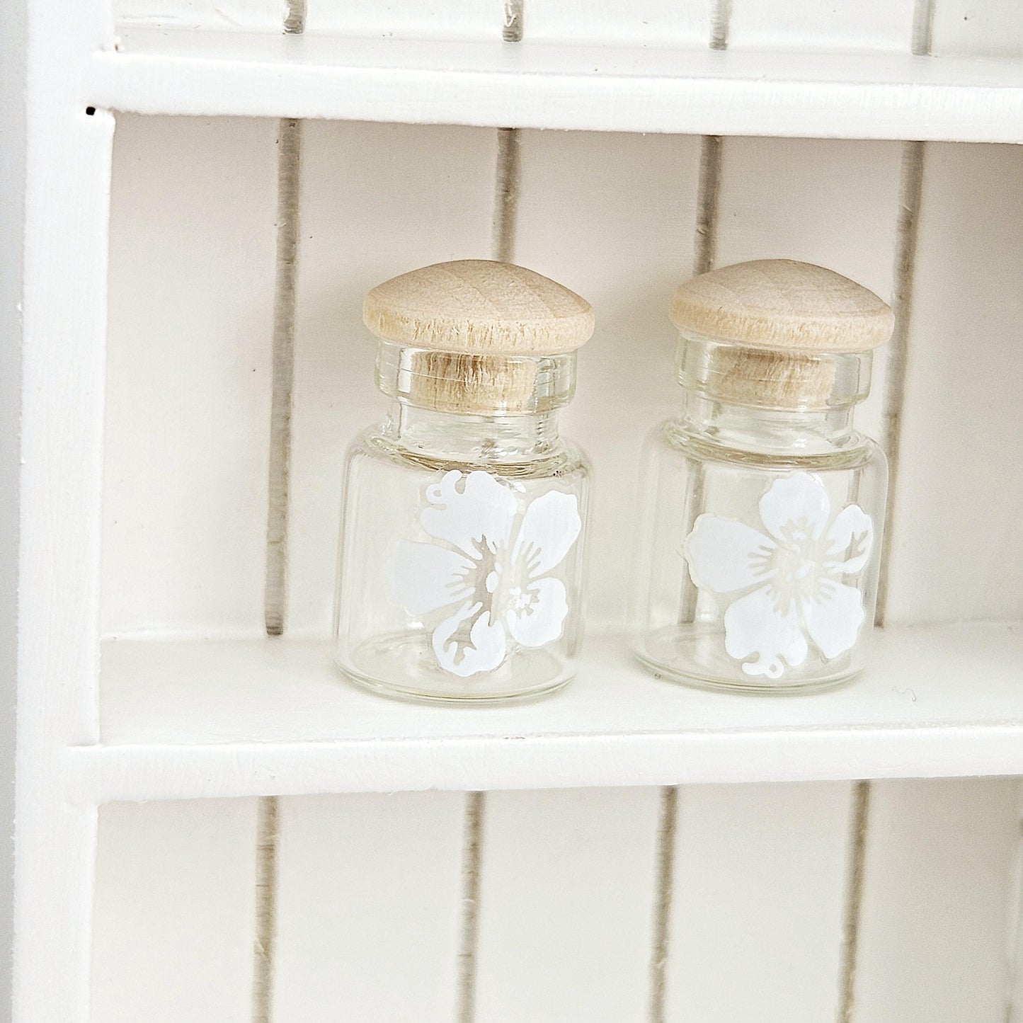Dolls House White Flower Jars, Set of 2, jars with lids, 12th scale, miniature jar/ vase