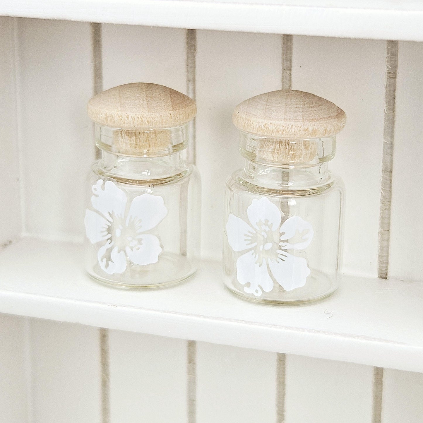 Dolls House White Flower Jars, Set of 2, jars with lids, 12th scale, miniature jar/ vase