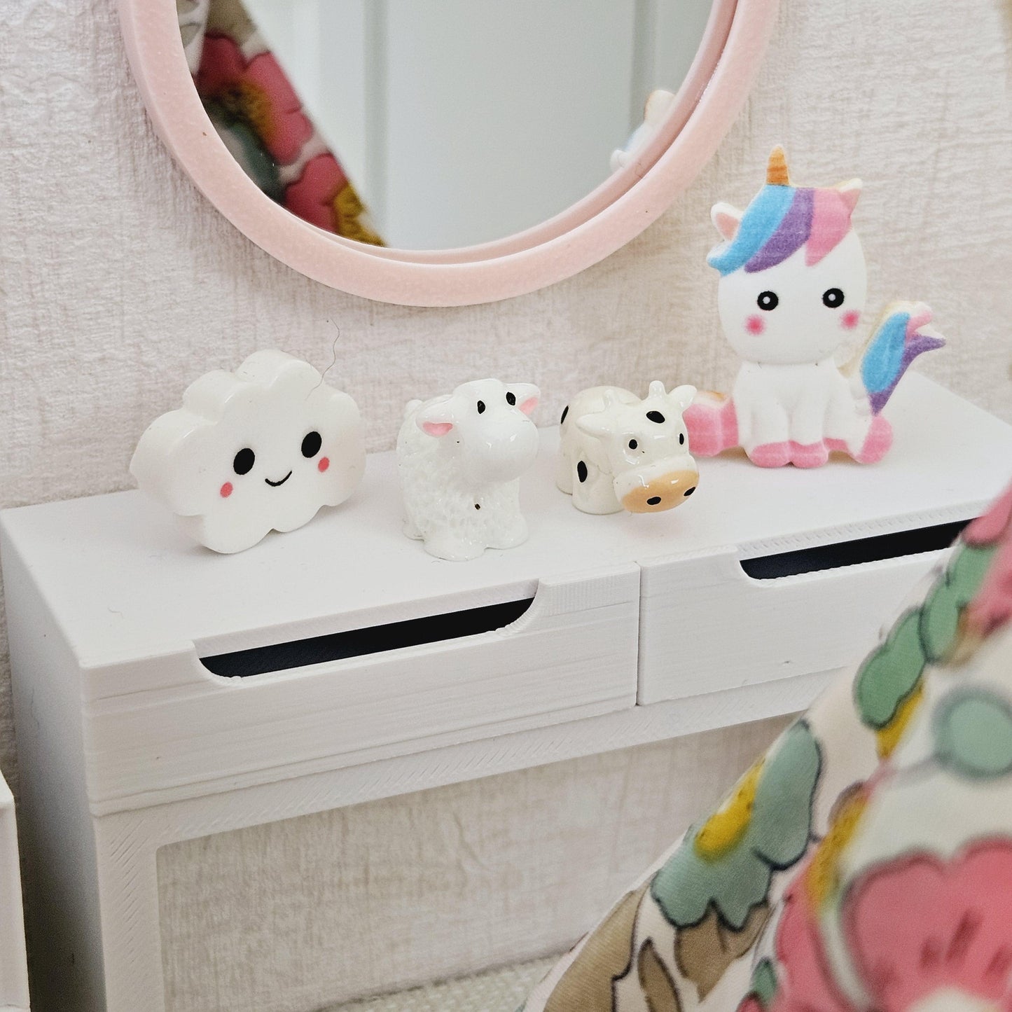 Dolls House Coloured Mirror and 4 Child's Ornaments, Miniature Ornaments, 12th Scale Mirror