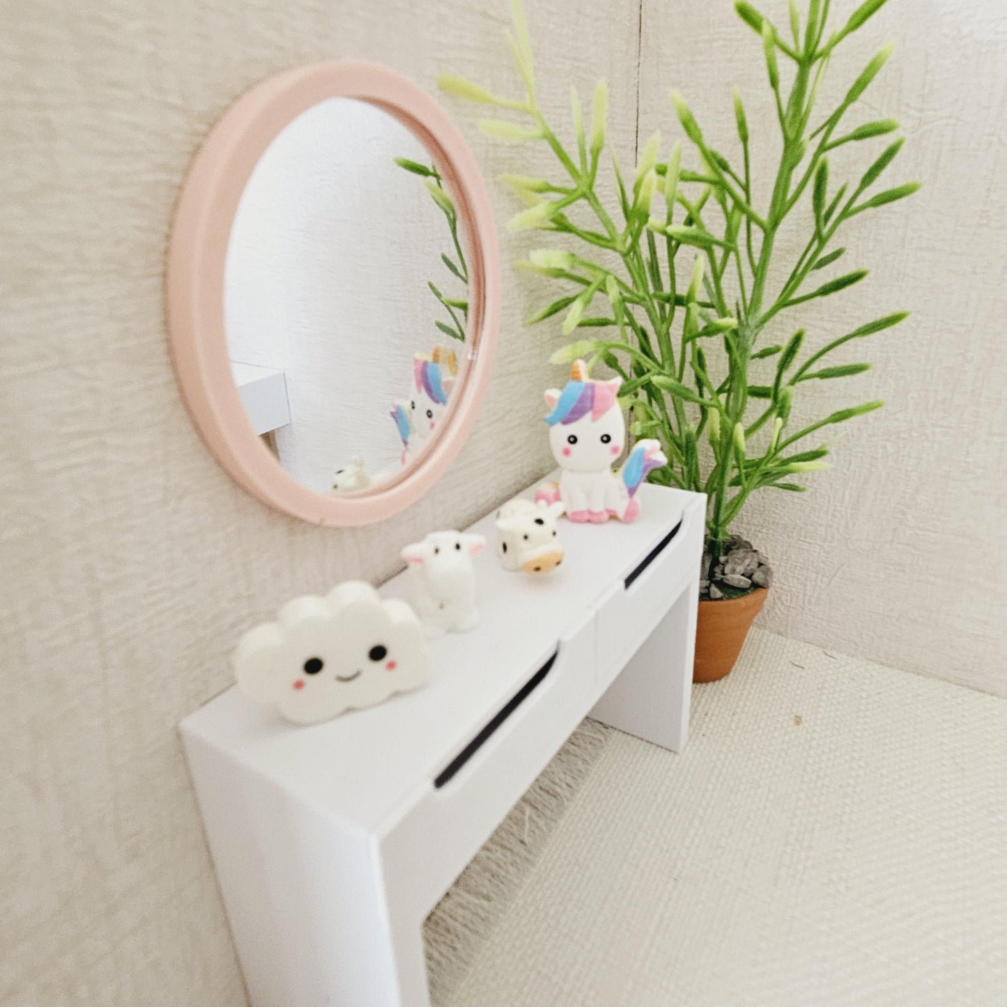 Dolls House Coloured Mirror and 4 Child's Ornaments, Miniature Ornaments, 12th Scale Mirror