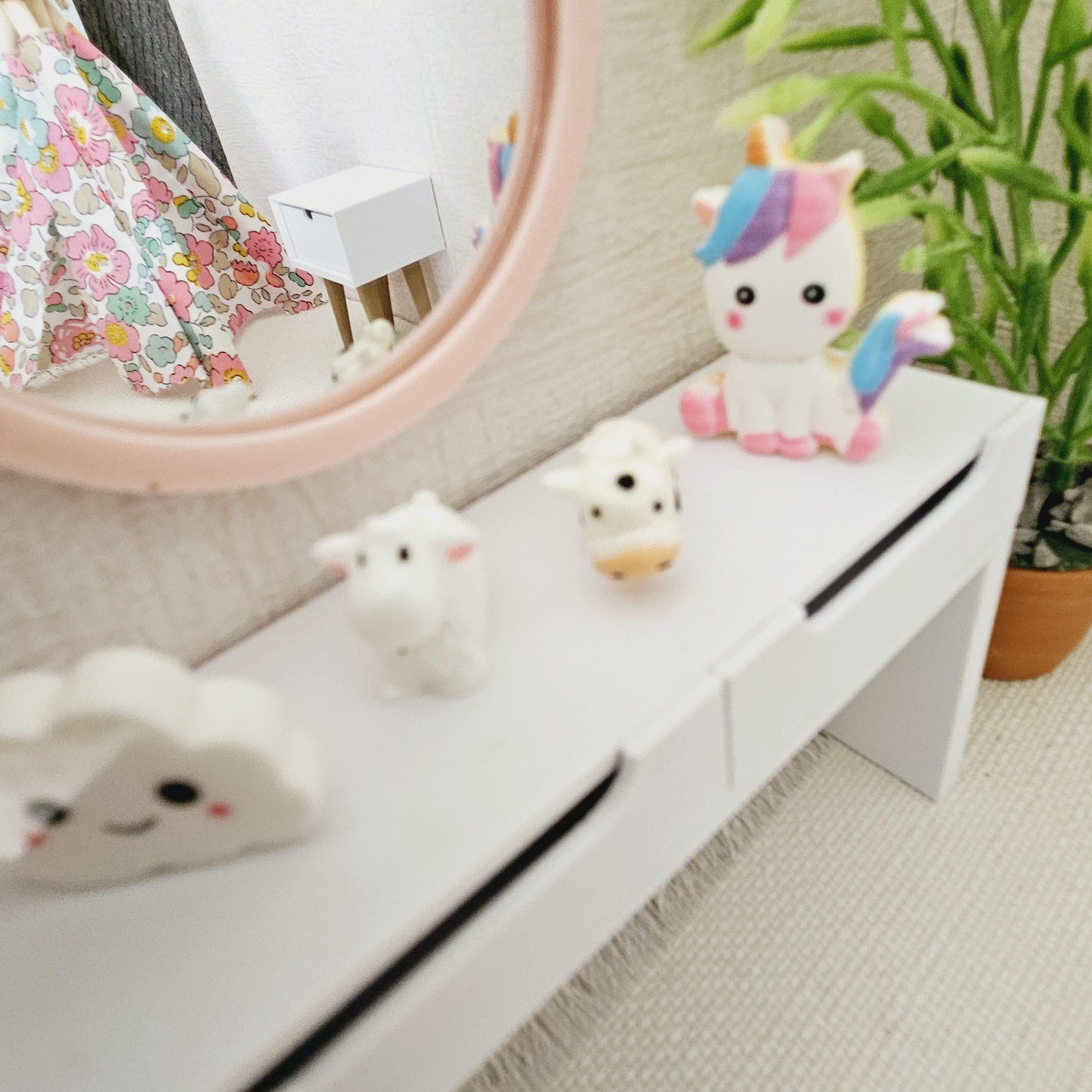 Dolls House Coloured Mirror and 4 Child's Ornaments, Miniature Ornaments, 12th Scale Mirror