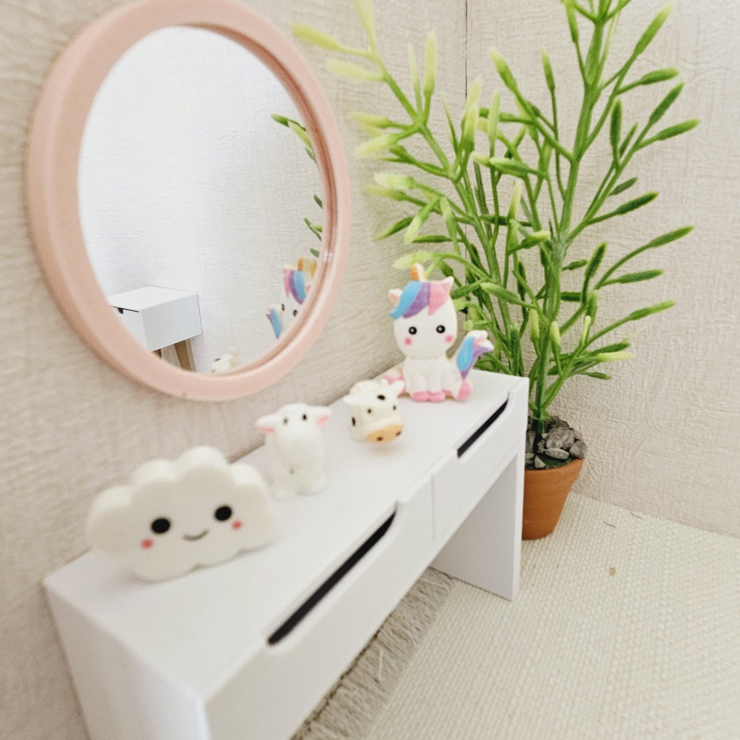 Dolls House Coloured Mirror and 4 Child's Ornaments, Miniature Ornaments, 12th Scale Mirror
