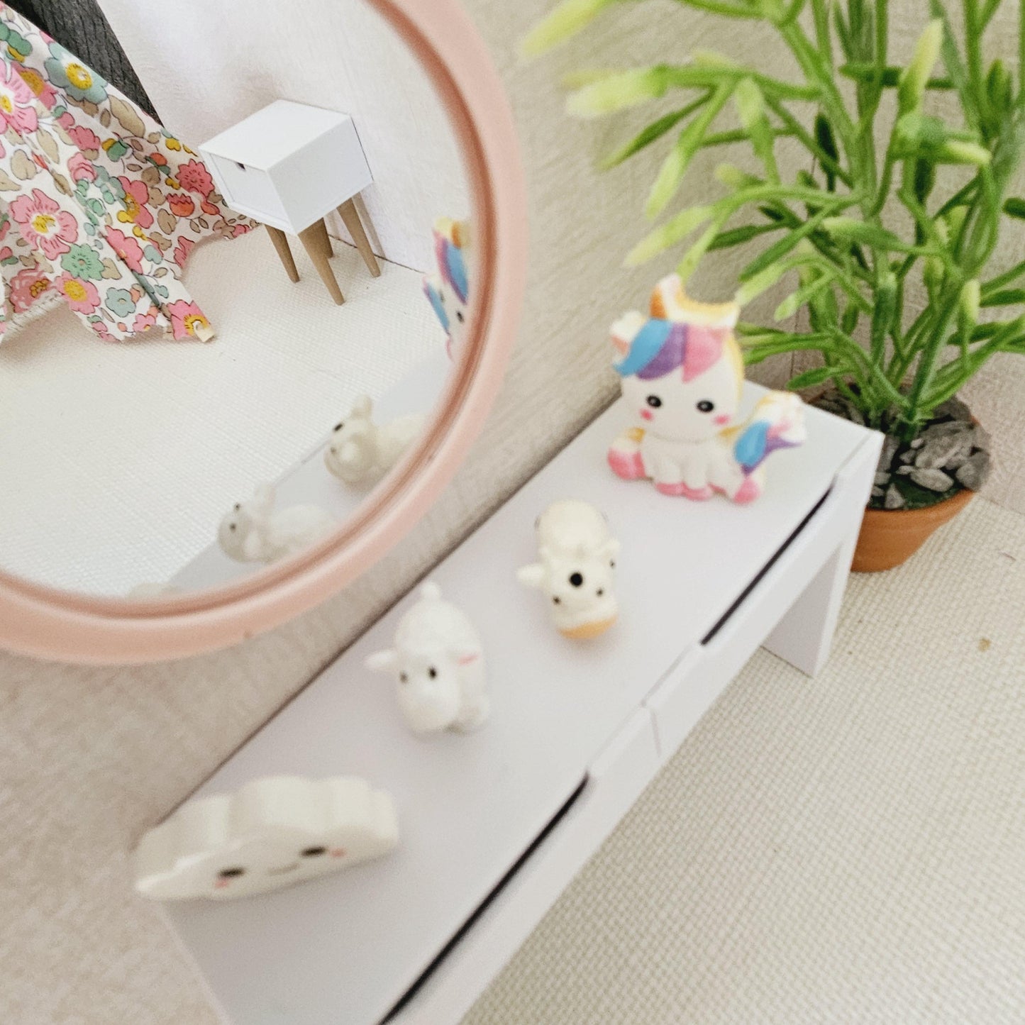 Dolls House Coloured Mirror and 4 Child's Ornaments, Miniature Ornaments, 12th Scale Mirror