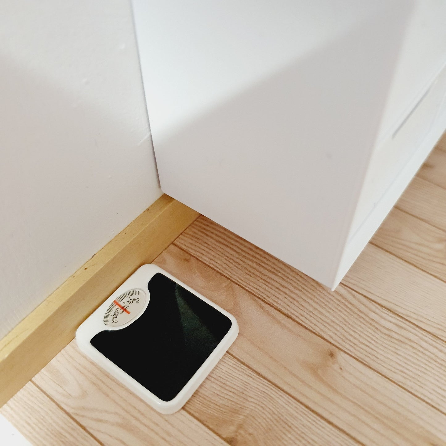 Dolls house bathroom scales, black and white, 12th scale, miniature scales