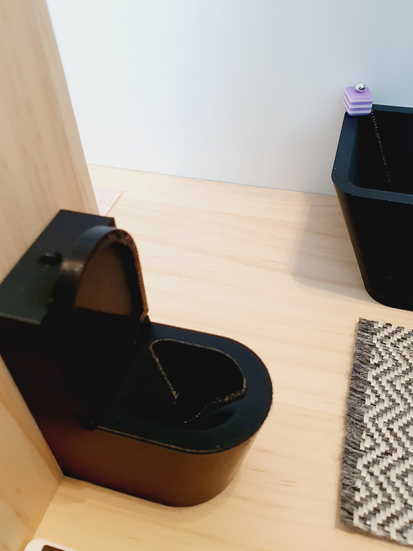 Dolls House Black Modern Toilet With Working Hinged Toilet Lid, 12th Scale, Miniature Toilet, Miniature Bathroom