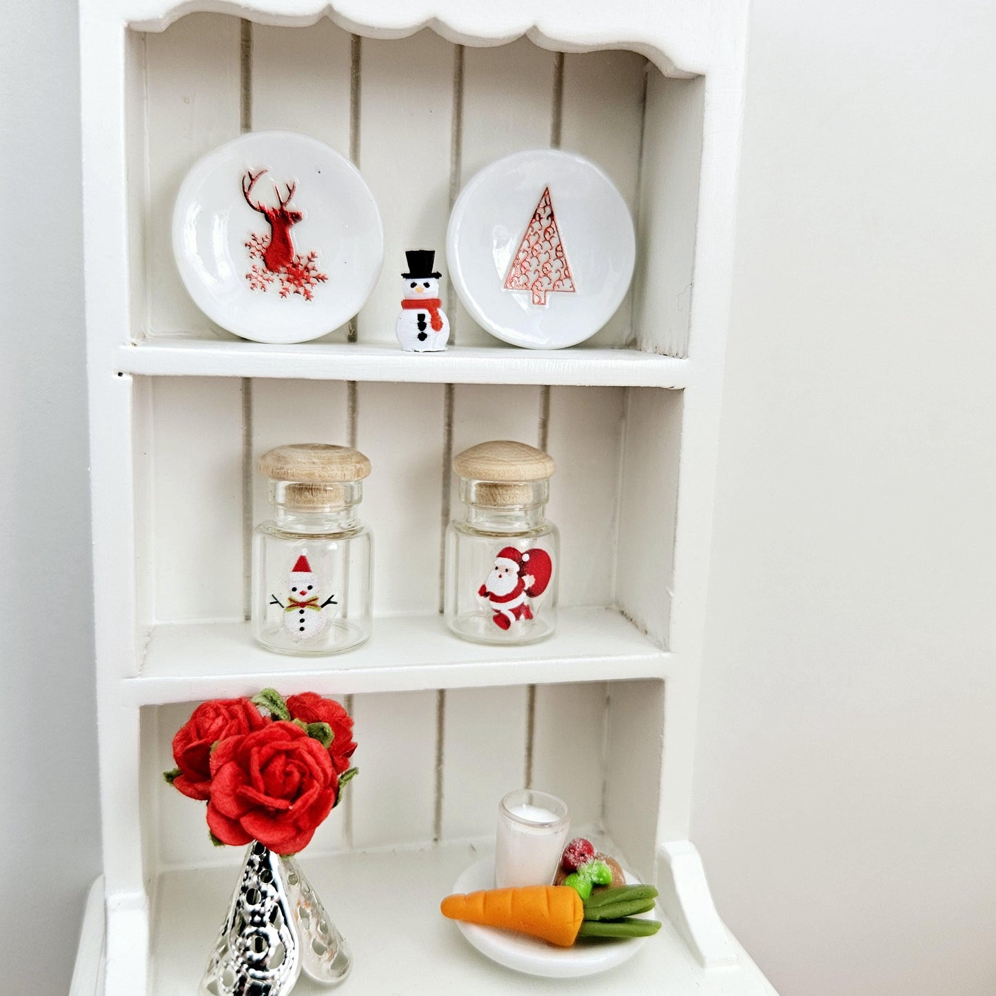 Dolls House Christmas White Wooden Dresser with 2 opening drawers and accessories, 1:12th Scale, Miniature Christmas Dresser