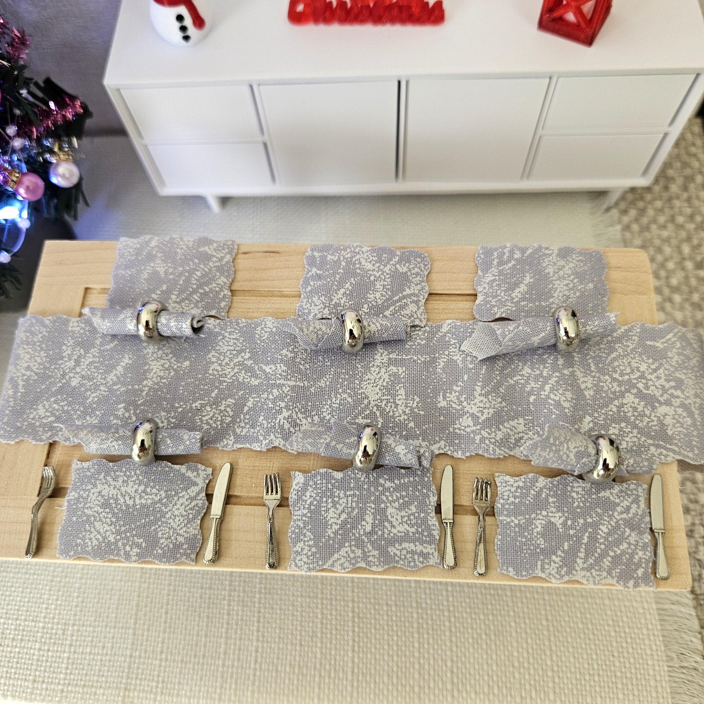 Dolls House Christmas Table Place Setting Set, Table Runner, Place Mats & Napkins, Set of 6, Miniature Table Place Settings, 1:12 Scale