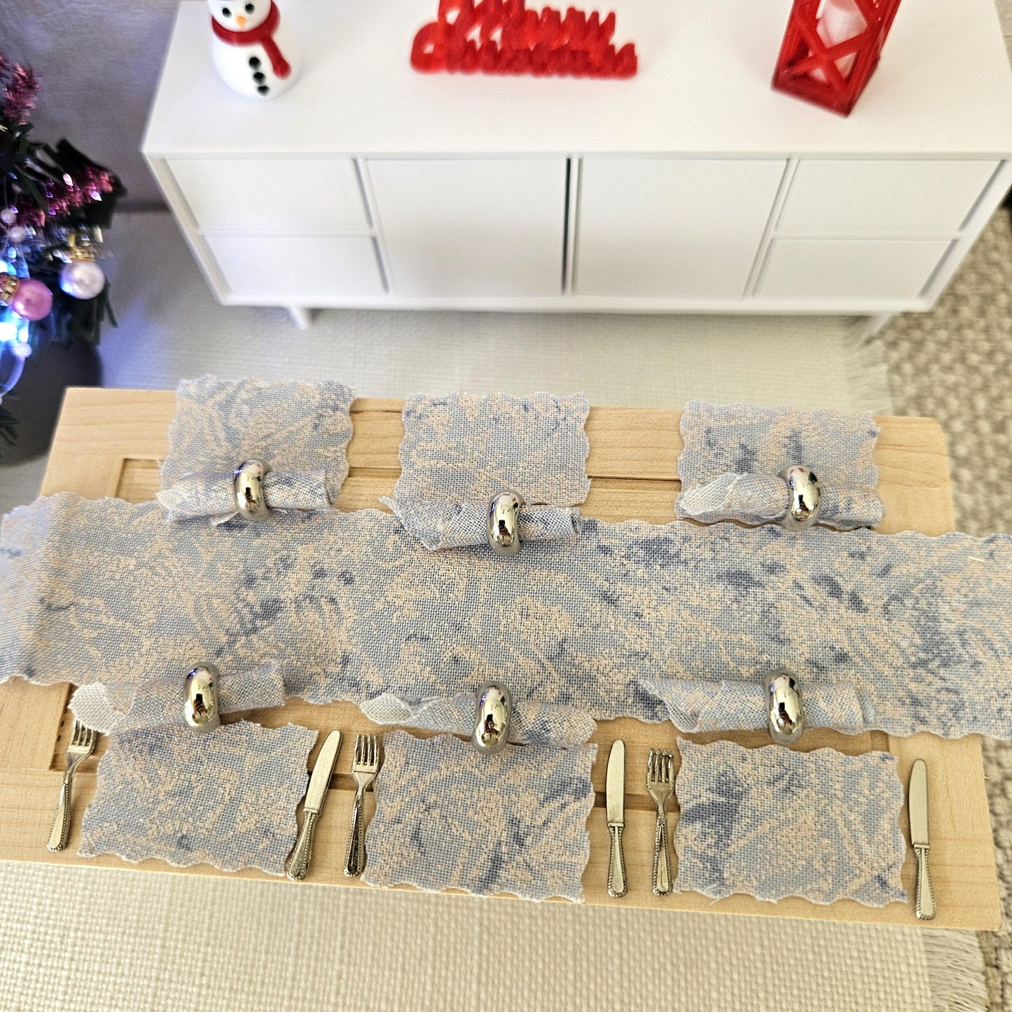 Dolls House Christmas Table Place Setting Set, Table Runner, Place Mats & Napkins, Set of 6, Miniature Table Place Settings, 1:12 Scale