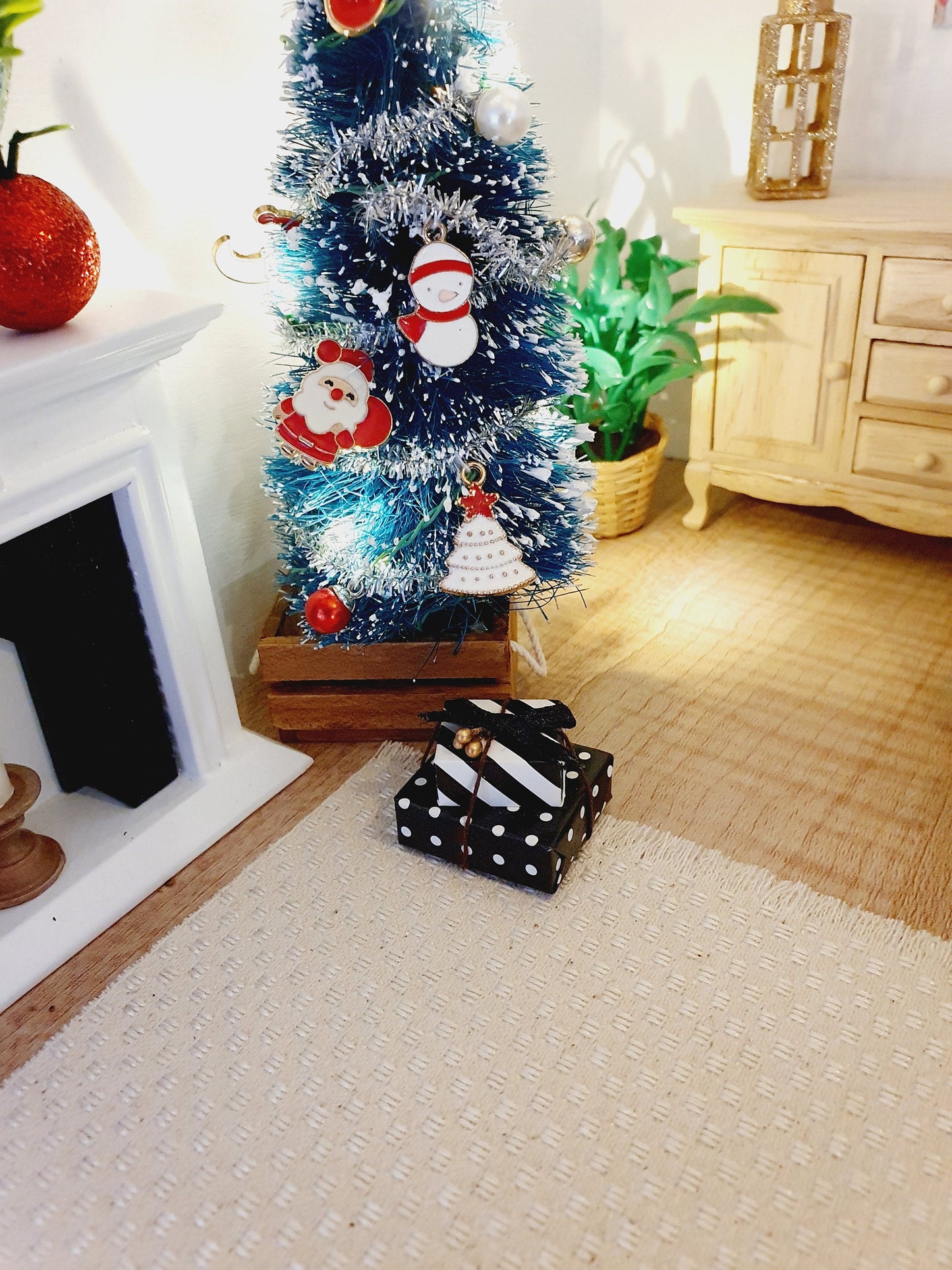 Dolls House Set of 2x Christmas Gifts, 1:12th Scale, Miniature Presents