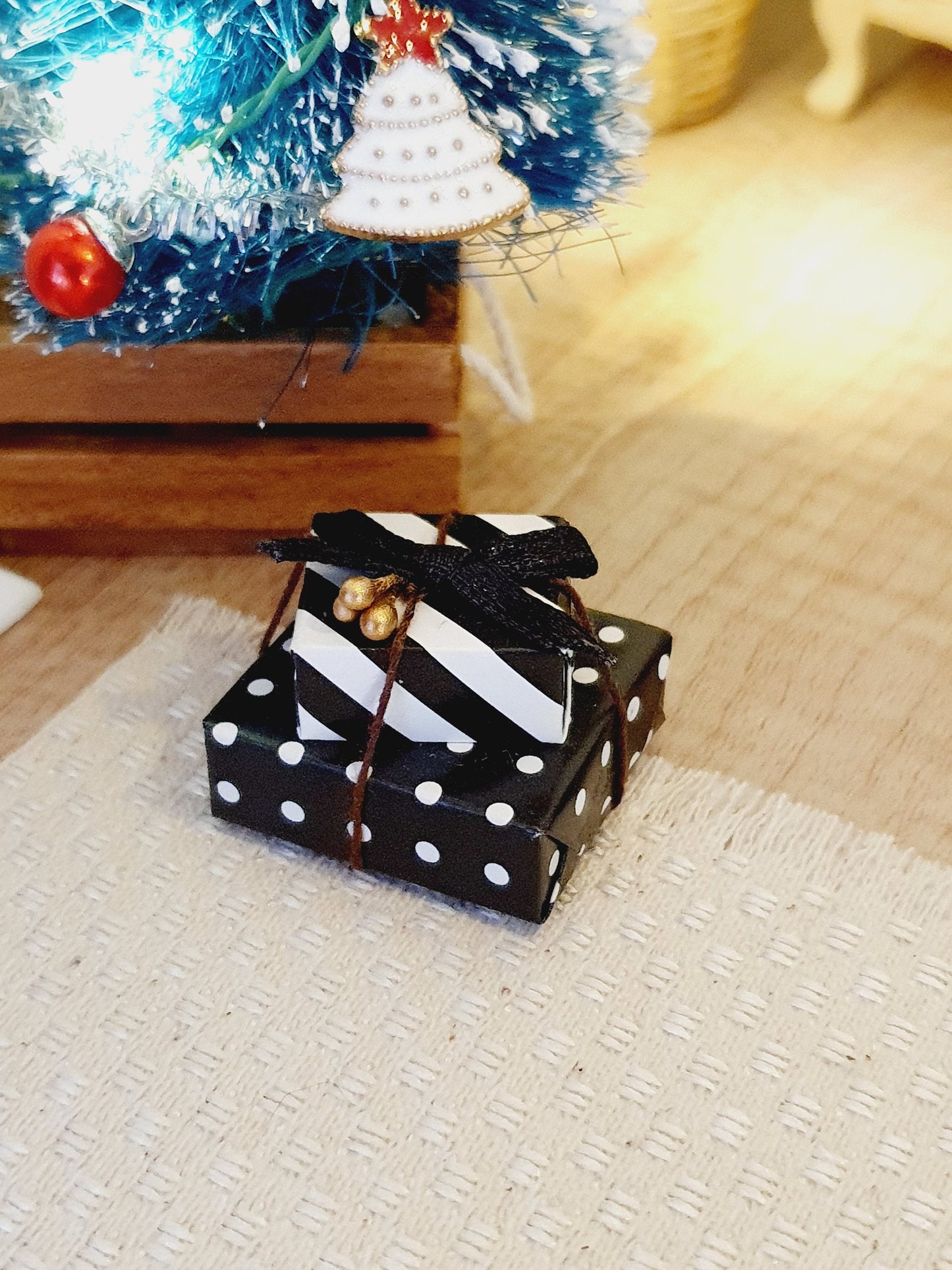 Dolls House Set of 2x Christmas Gifts, 1:12th Scale, Miniature Presents