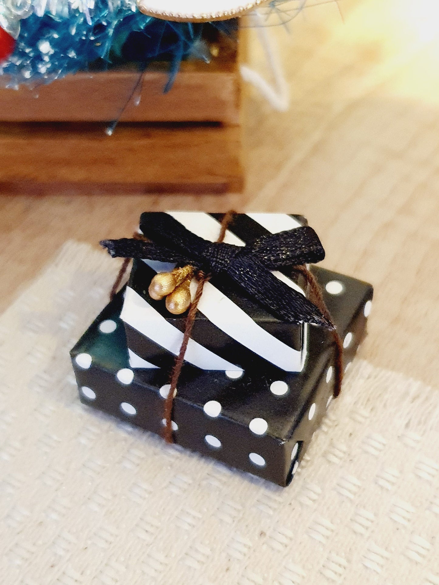 Dolls House Set of 2x Christmas Gifts, 1:12th Scale, Miniature Presents