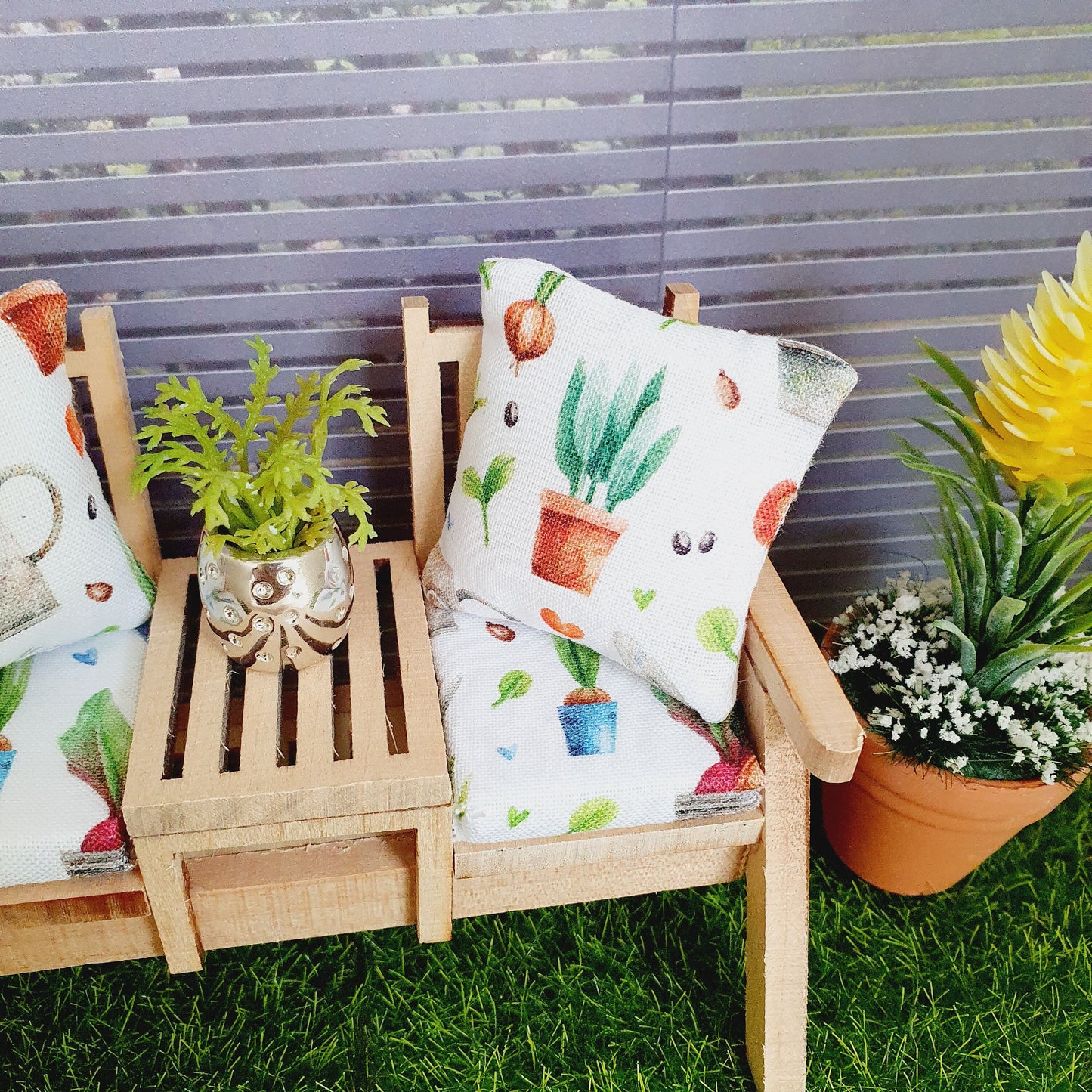 Dolls House Wooden Garden Seat Bench with Seat Pads in Garden Theme Cushions, Miniature, 12th Scale