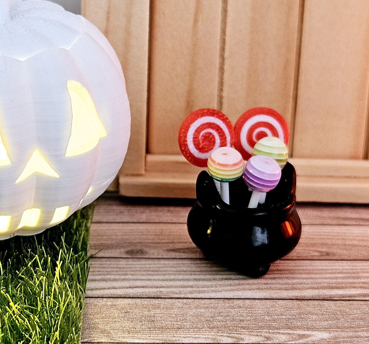 Dolls House Halloween candy in a Witches Cauldron, 5x lollipops, 12th scale, miniature candy