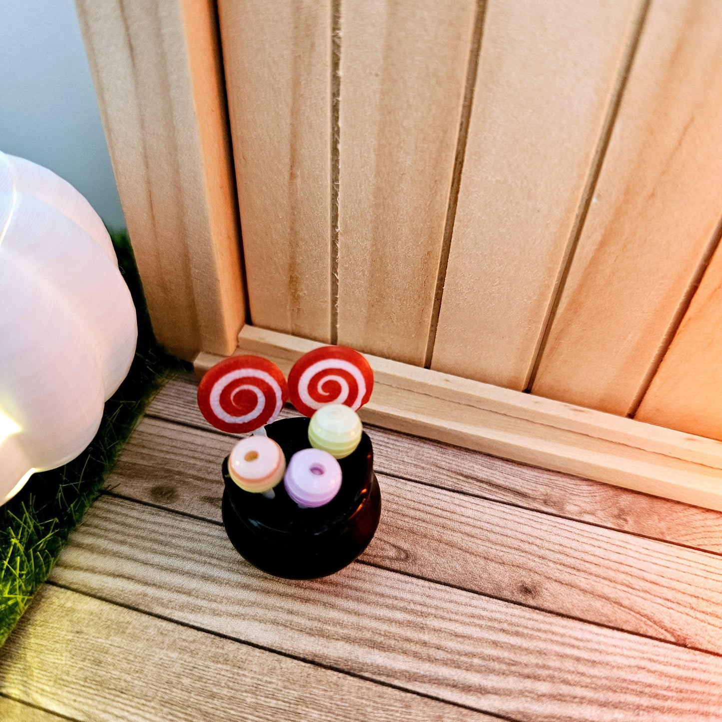 Dolls House Halloween candy in a Witches Cauldron, 5x lollipops, 12th scale, miniature candy