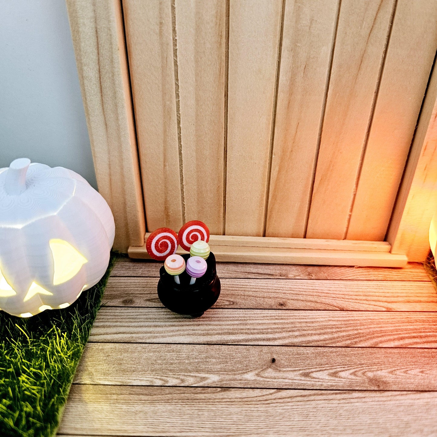 Dolls House Halloween candy in a Witches Cauldron, 5x lollipops, 12th scale, miniature candy