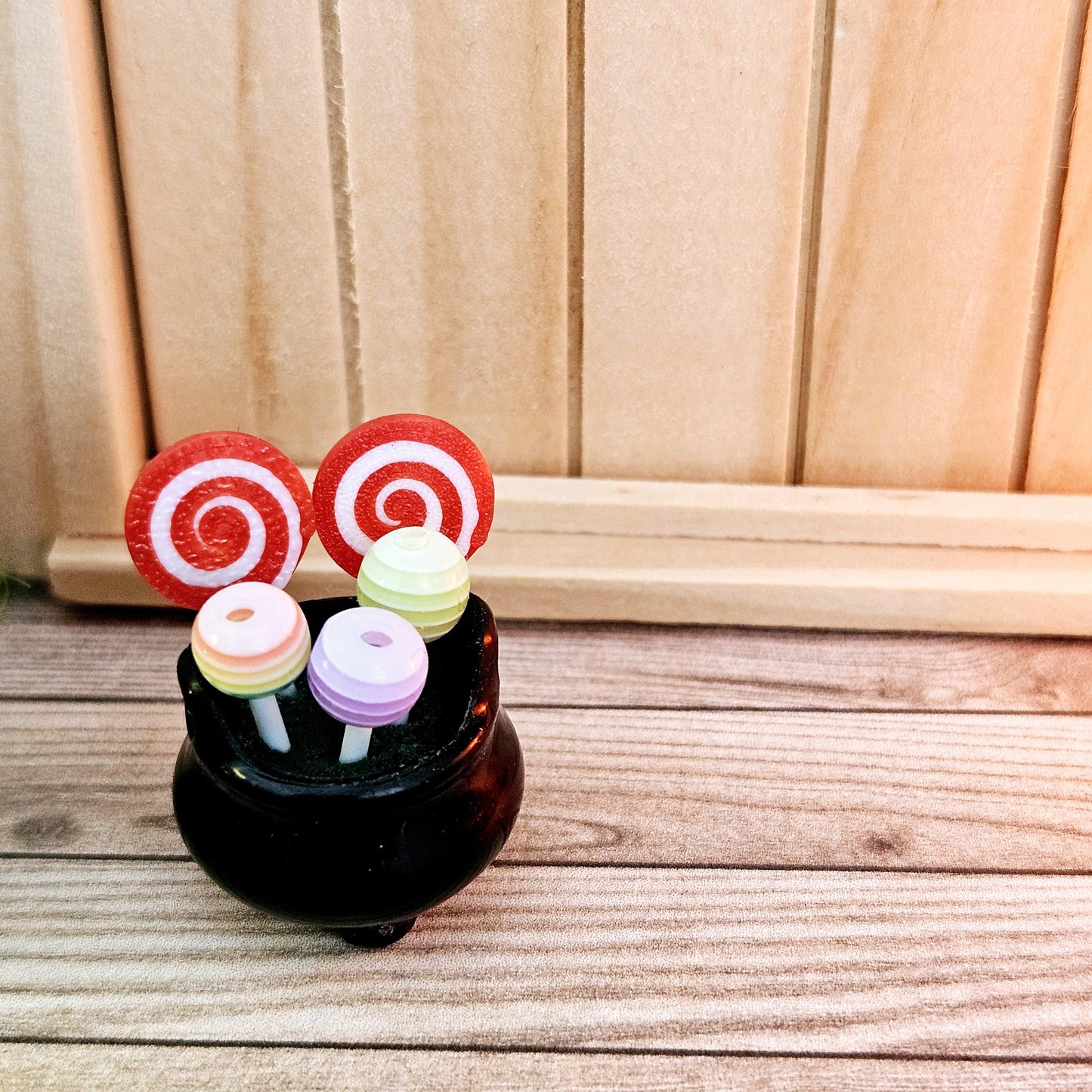 Dolls House Halloween candy in a Witches Cauldron, 5x lollipops, 12th scale, miniature candy