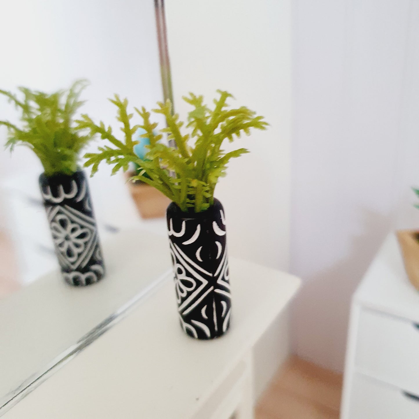 Dolls House Black Plant Pot with Green Plant 1:12th Scale, Miniature