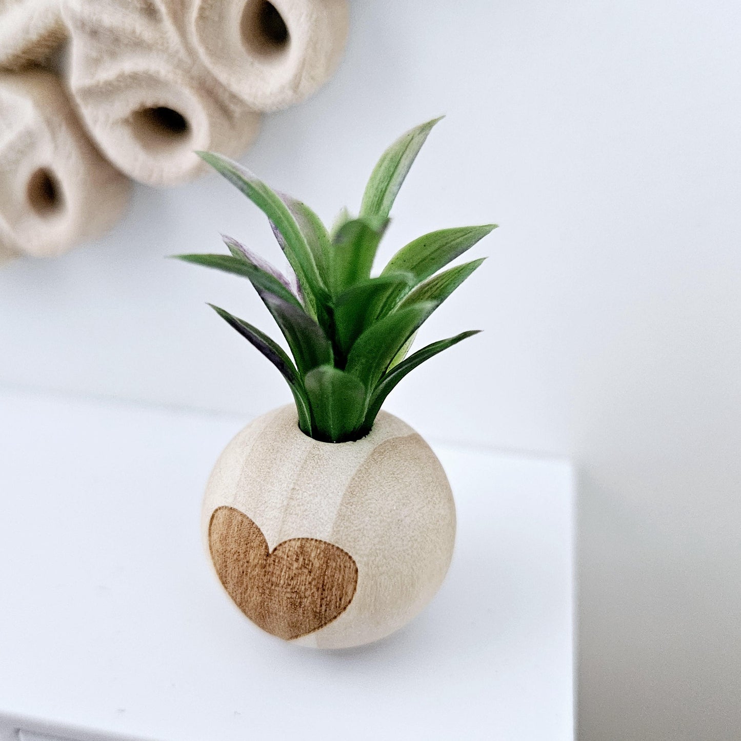 Dolls House Lovely Wooden Heart Plant Pot with Plant 1:12th Scale, Miniature Pot