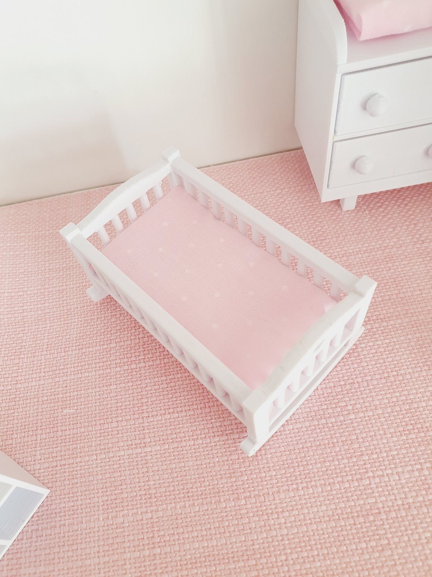 Dolls House Modern Baby Crib with polka dot mattress, 1:12th Scale, Miniature Crib, Nursery (CRIB)