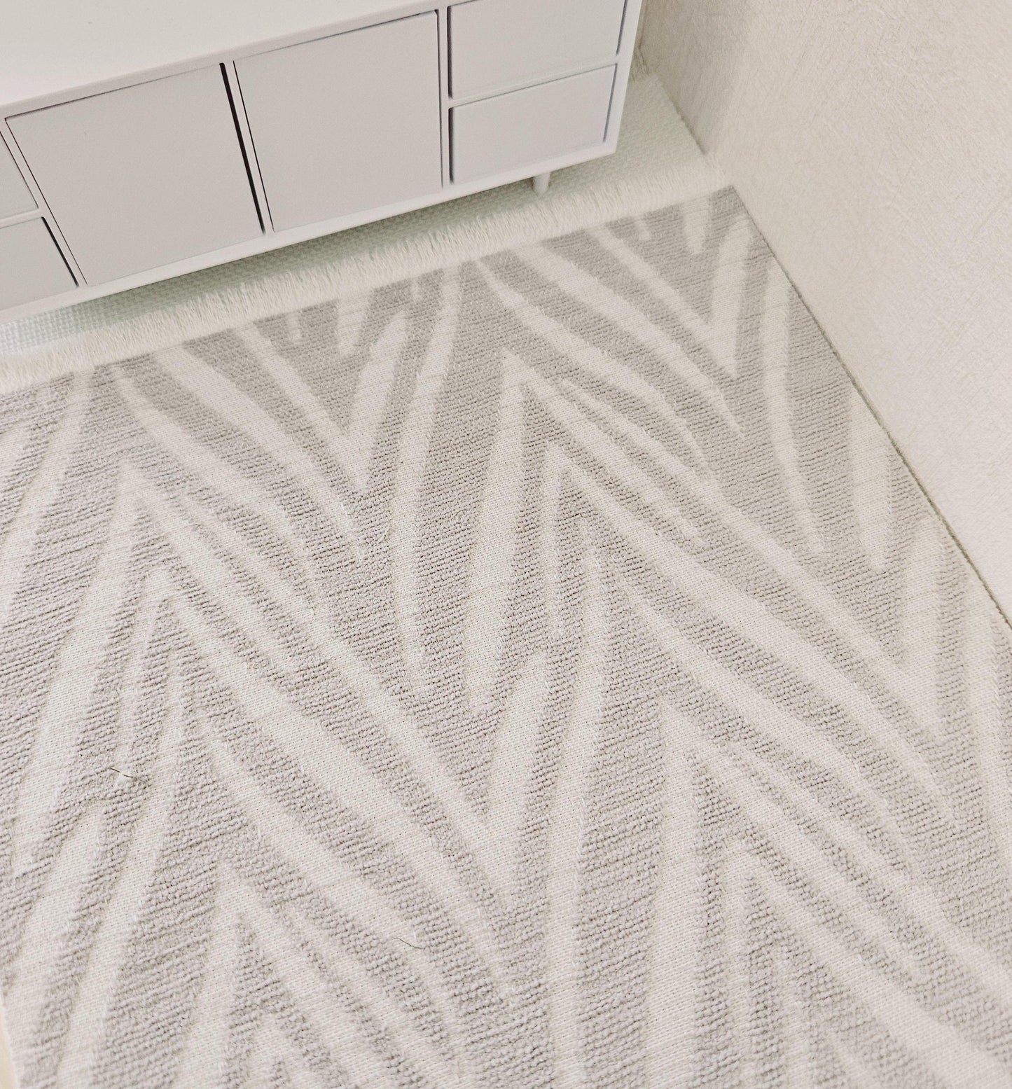 Dolls House Large Light Grey & White Rug 1:12th Scale, Miniature Rug (RUG-EX)