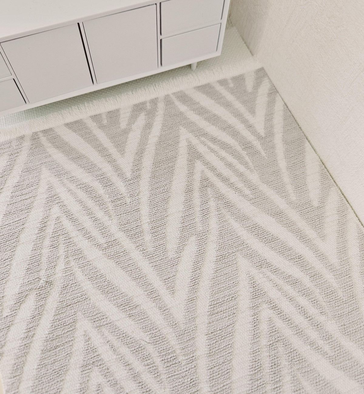 Dolls House Large Light Grey & White Rug 1:12th Scale, Miniature Rug (RUG-EX)