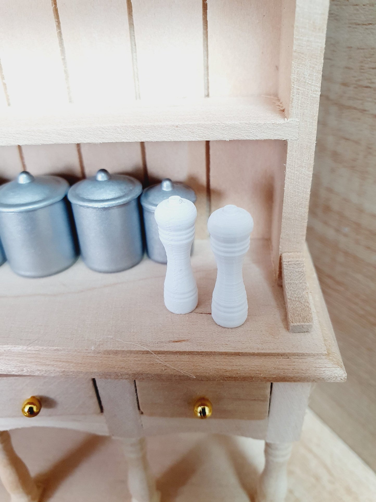 Dolls House Modern Salt and Pepper Mills, Choice of Colours 1:12th Scale, Miniature Salt And Pepper Pots