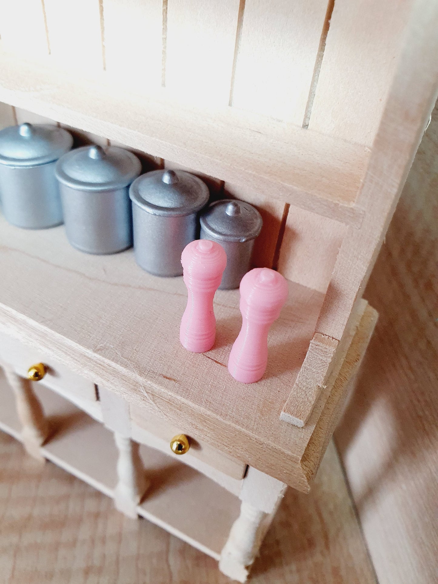 Dolls House Modern Salt and Pepper Mills, Choice of Colours 1:12th Scale, Miniature Salt And Pepper Pots