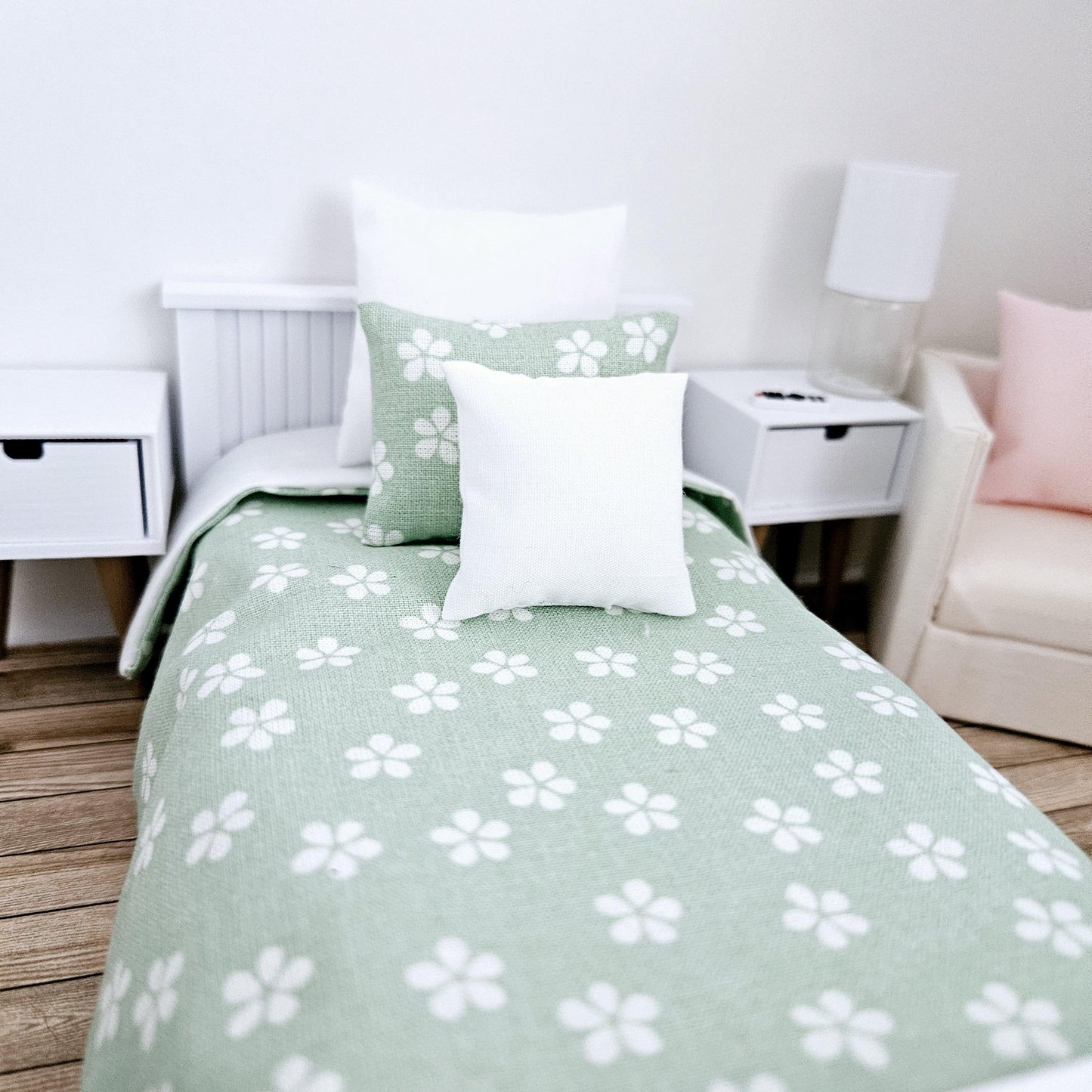 SALE!! Dolls house Green Daisy Single 12th Scale Bedding Set, Doll House Girls Room Bedding