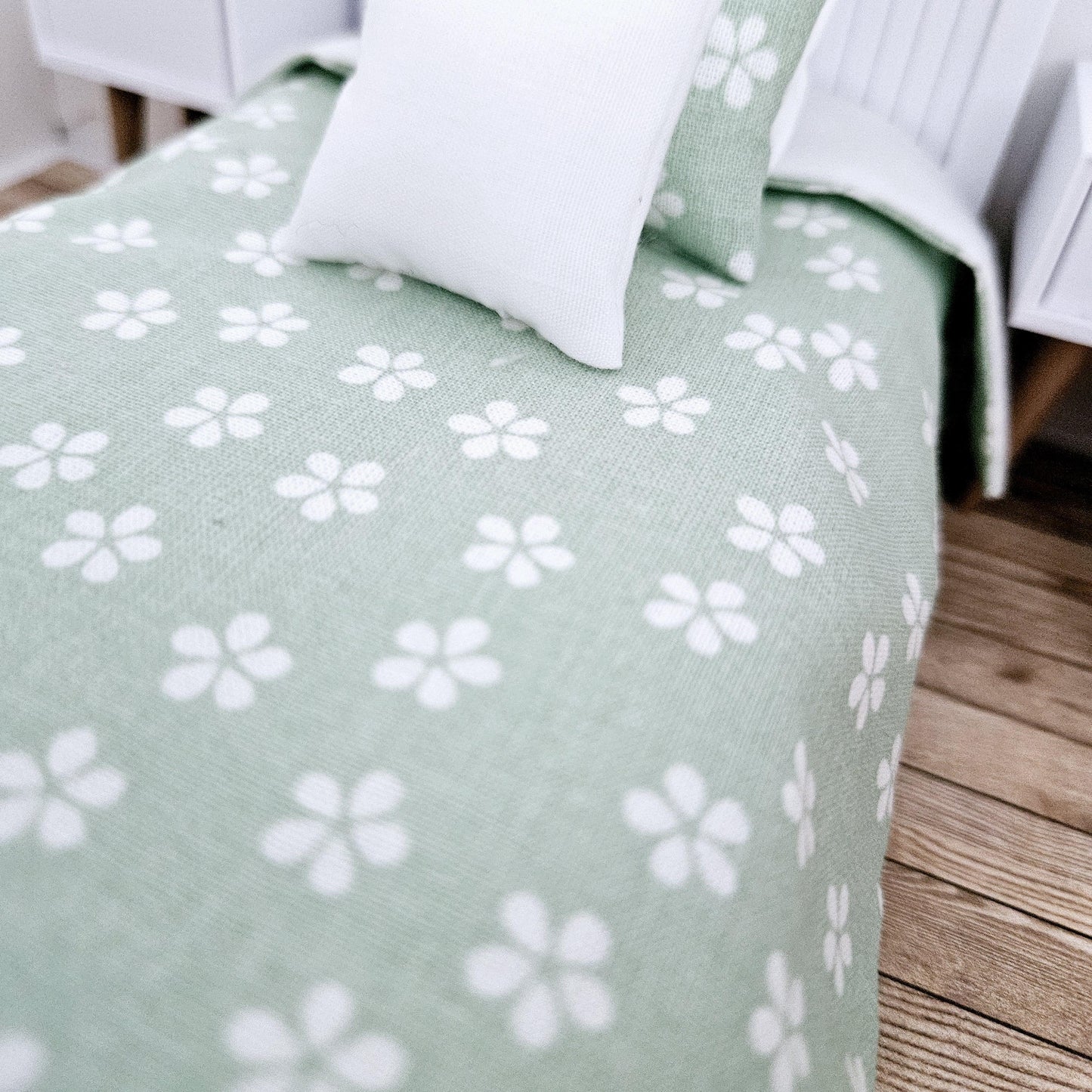 SALE!! Dolls house Green Daisy Single 12th Scale Bedding Set, Doll House Girls Room Bedding