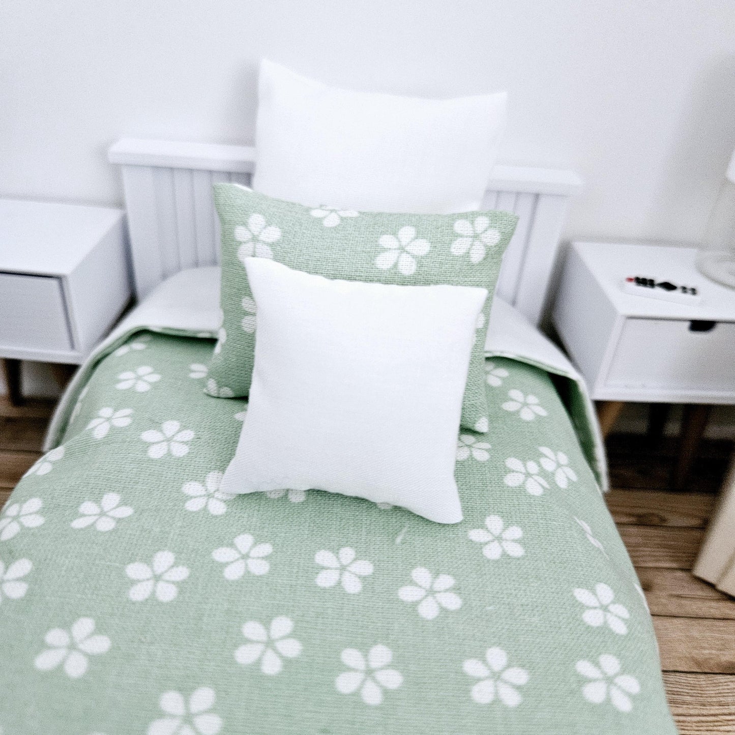 SALE!! Dolls house Green Daisy Single 12th Scale Bedding Set, Doll House Girls Room Bedding