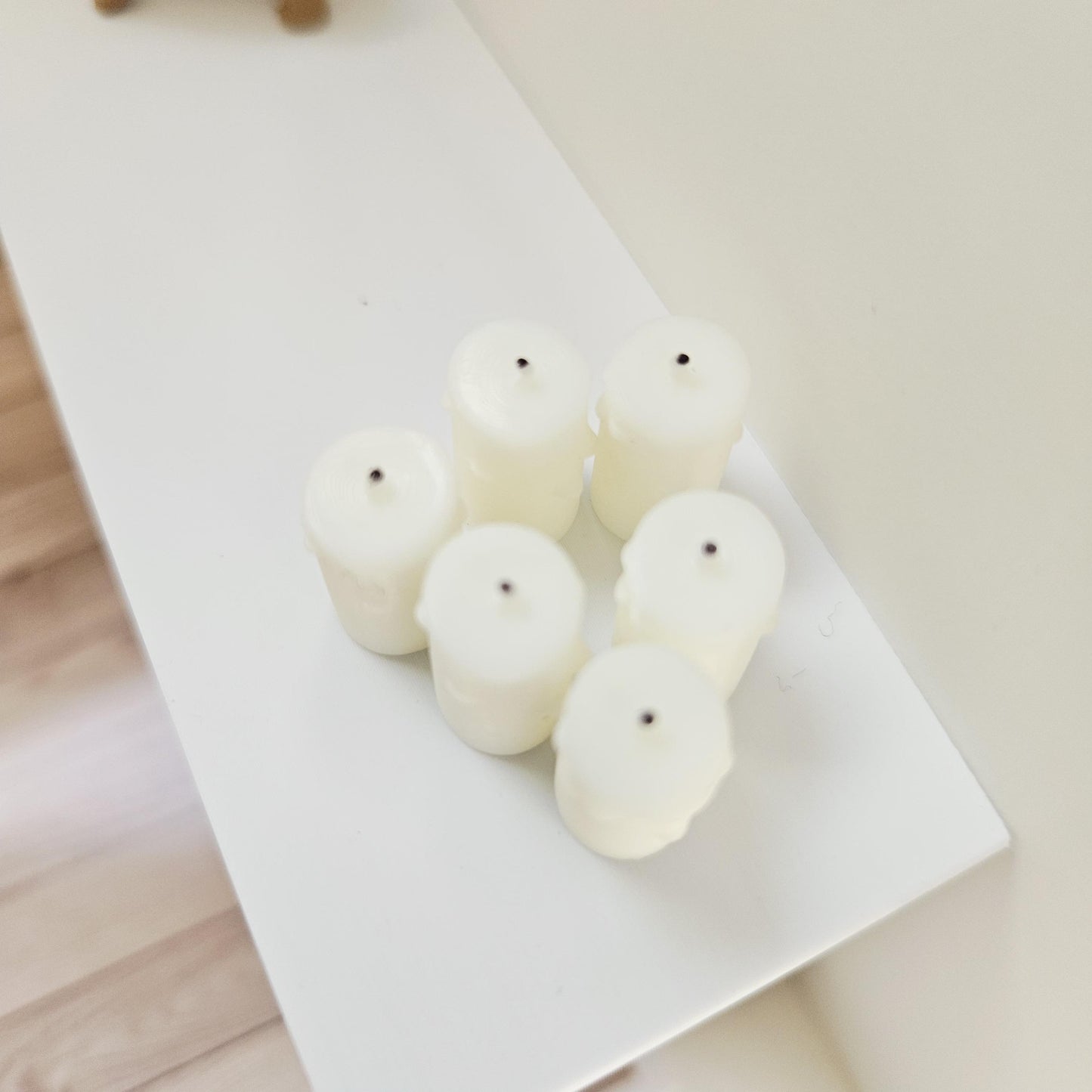 Dolls House 6x candles with melting wax, 12th scale, miniature ornament