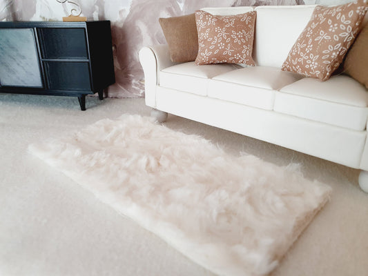 Cream Fur Rug – 135×70 mm – alternate view 2 | 1:12 scale dolls house miniature