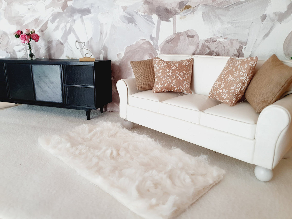Cream Fur Rug – 135×70 mm – alternate view 5 | 1:12 scale dolls house miniature