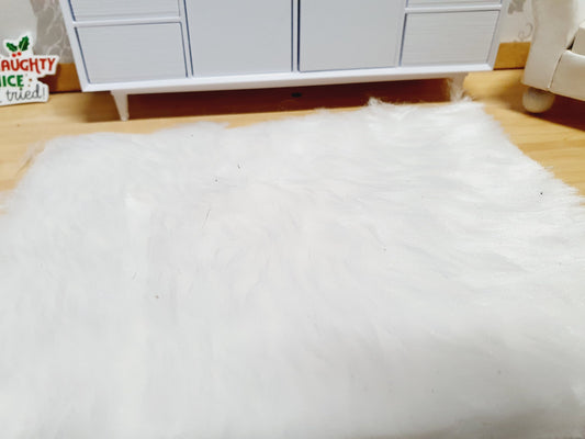 White Short Pile Fur Rug – alternate view 2 | 1:12 scale dolls house miniature