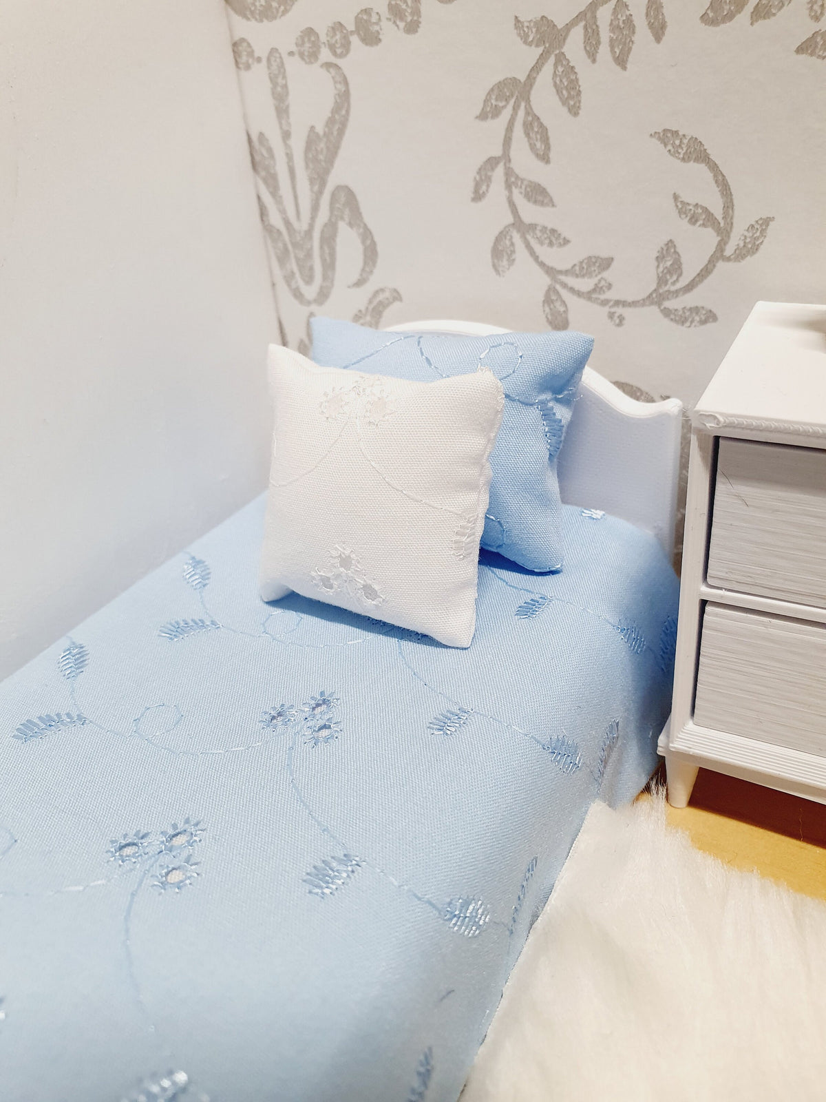 Floral Leaf Junior Bedding Set – alternate view 7 | 1:12 scale dolls house miniature