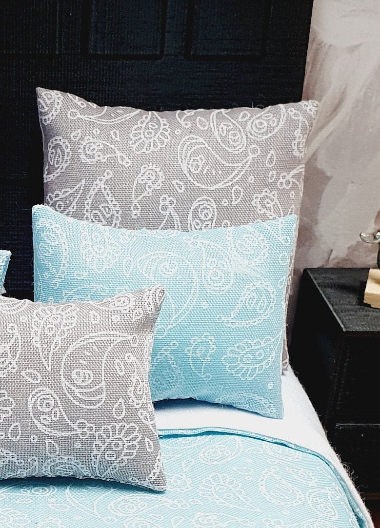 Blue Paisley Double Bedding Set – alternate view 6 | 1:12 scale dolls house miniature