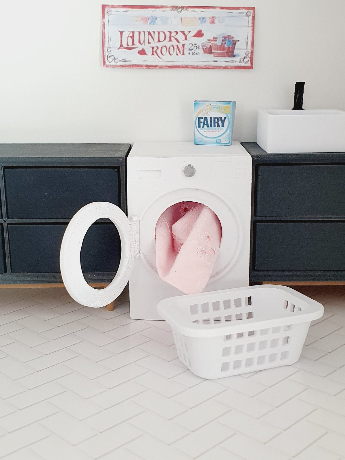 Laundry Basket – alternate view 8 | 1:12 scale dolls house miniature